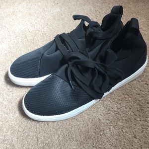 NWOT Steve Madden sneakers